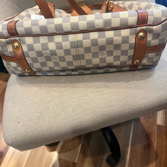 Louis Vuitton Tan and Brown Shoulder Bag with Iconic Design - Picture 4 of 9